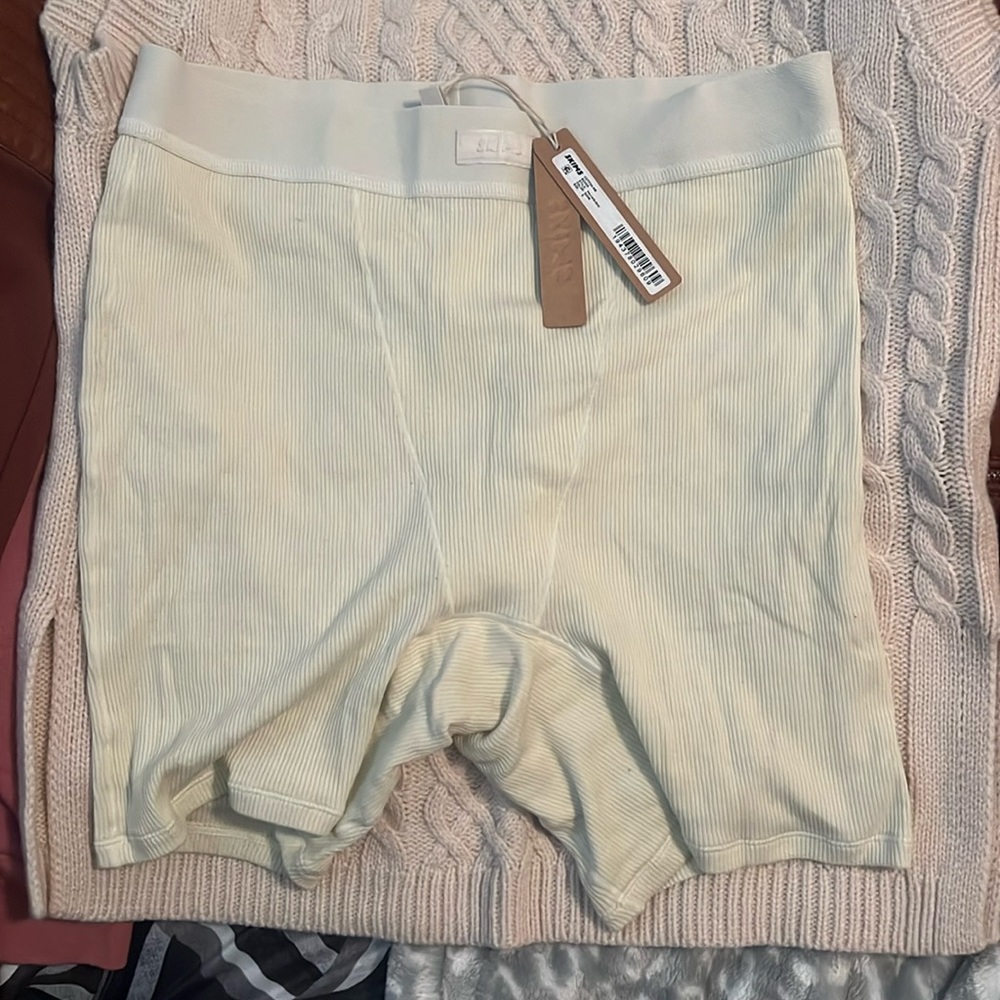 SKIMS spandex WITH TAG size small